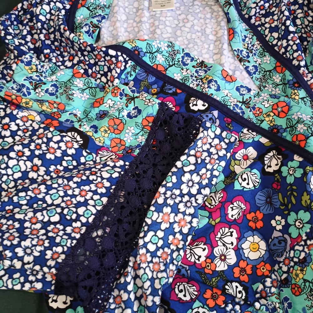 Floral Robe - Picture 2 of 3